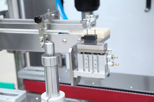 Macchina Automatica ad Alta Precisione per Tappare Bottiglie di Vino Rosso e Bevande - Product Image 4