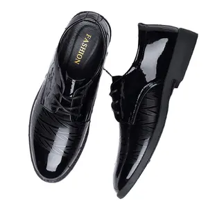 Sepatu pantofel kulit kasual pria, alas kaki gaya Inggris hitam bisnis bulu domba musim dingin untuk lelaki