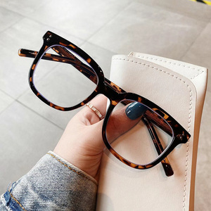 Qianai Gafas anti luz azul para mujer, montura completa rectangular, lentes Ac con inserción de metal, estilo retro, sin prescripción médica - Product Image 1