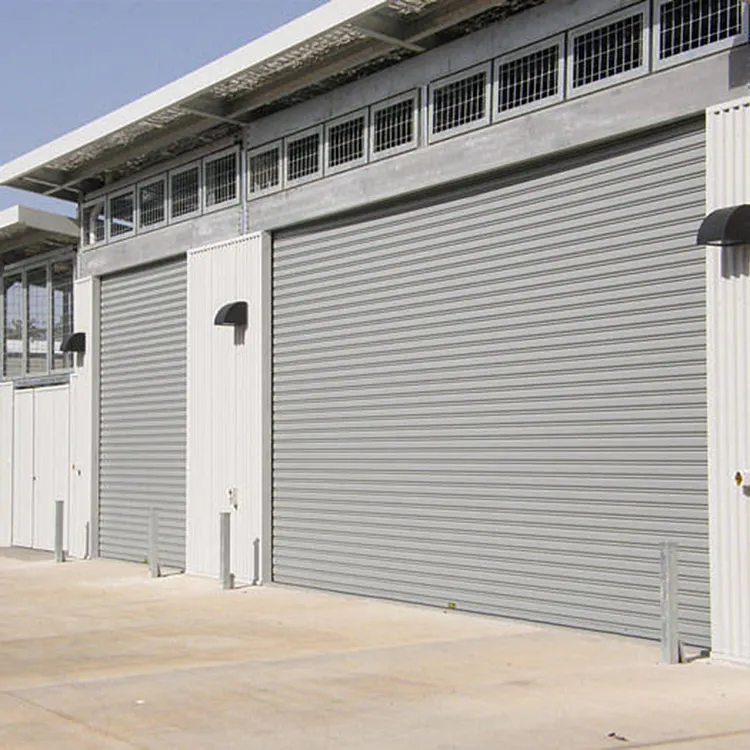 Puerta enrollable industrial a prueba de huracanes de estilo americano Puertas de persiana enrollable de acero galvanizado de seguridad delantera
