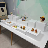 Étagère d'angle carrée en plastique blanc pliable moderne sur mesure, présentoir de buffet, socle pour aliments