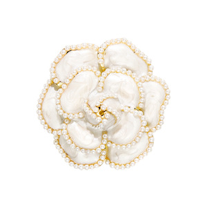 Broche Tridimensional Clásico y Elegante de Aleación Chapado en Oro con Perlas y Camelias Blancas y Negras para Trajes de Mujer - Product Image 6