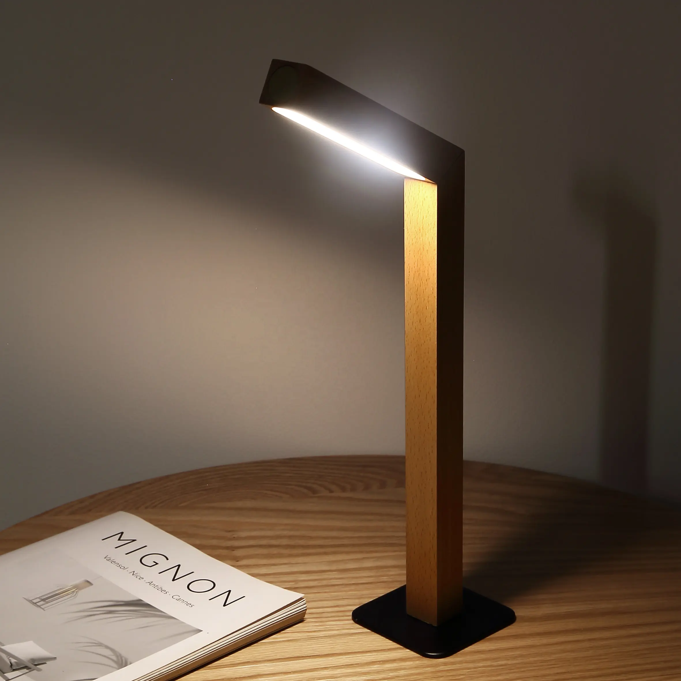Moderne minimalist ische drehbare Typ C USB Holz Magnetic Touch Tisch leuchte Wiederauf ladbare LED Tisch lampen für den Lesesaal am Bett