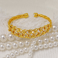 Bracelet manchette ajouré en dentelle pour femme, avec perles facettées étincelantes, doré, réglable, idéal pour les fêtes, le quotidien ou comme cadeau