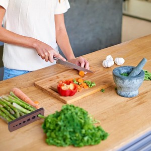 Outil manuel multi-pores pour enlever les tiges des légumes, pour une utilisation en cuisine - Product Image 1