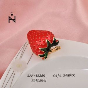 Spilla a forma di fragola in smalto rosso e tonalità oro, accessorio di moda - Product Image 1