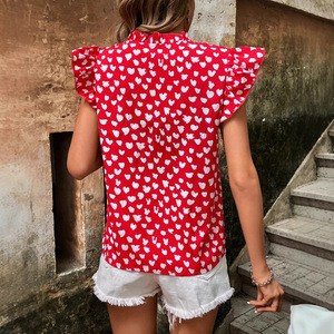 Chemisier imprimé cœur rouge pour femmes, haut à manches courtes à volants et col en V, chemise décontractée à coupe ample, tunique d'été mignonne pour un usage quotidien et en vacances - Product Image 5