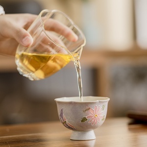 Juego de Té de Cerámica Pintado a Mano, Una Tetera y Dos Tazas, con Diseño de Crisantemo Bajo Esmalte, Ideal como Regalo, en Caja de Regalo, Juego Pequeño - Product Image 4
