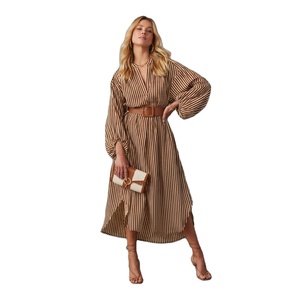 Abito Midi da Donna Marrone con Stampa Floreale, Maniche a Sbuffo, Cintura, Scollo a V e Spacco Laterale, Elegante e Casual - Product Image 1