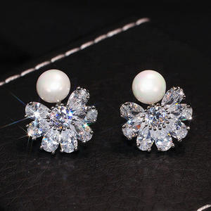 Boucles d'oreilles clous en or blanc E983 avec perles d'imitation et diamants taille brillant rond pour mariage, style romantique pour femme - Product Image 3