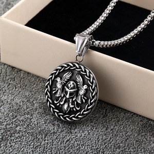 Collier pendentif en acier inoxydable de style nordique vintage, design squelette, bijoux unisexes, cadeau pour hommes et femmes - Product Image 1