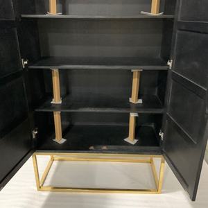 ตู้เก็บของห้องนั่งเล่นทันสมัย สีดำทองเหลือง โครงเหล็ก ผนังไม้ พร้อมบานประตู 2 บาน - Product Image 4