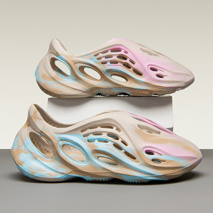 Sandales perforées Kanye 700, dessus en PVC camouflage, semelle intermédiaire en PU, semelle extérieure en EVA, semelle souple, tongs pour hommes, chaussures de plage, talon de 3 cm - Product Image 1