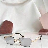 Lunettes de soleil carrées unisexes tendance à monture intégrale en métal, protection UV400, verres dégradés, pour activités de plein air et utilisation à la plage