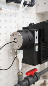 Sistema de Bomba Dosificadora de Diafragma Digital Montado en Pared, 42L/H, Dosificación de Ácido y Cloro, Puede Instalarse en el Suelo - Product Image 6