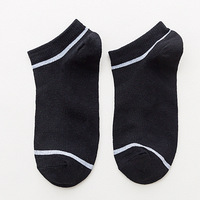 Vente en gros de chaussettes d'été en coton pour hommes, respirantes, antibactériennes, antidérapantes, à tube court, maille fine, logo jetable, printemps