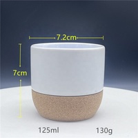 Bougie parfumée à faible teneur en carbone pour la protection de l'environnement dans un pot à bougie en céramique avec base en liège naturel et couvercle en bambou