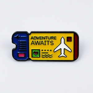 เข็มกลัดโลหะรูปตั๋วเครื่องบินน่ารัก ของตกแต่งเครื่องประดับธีมอนิเมะเคลือบอ่อน - Product Image 6