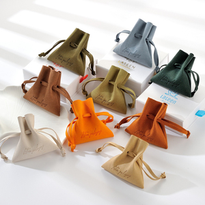 Sacs cadeaux miniatures délicats avec cordon de serrage, logo personnalisé, sacs à bijoux en velours personnalisés, pochette d'emballage cadeau en microfibre - Product Image 1