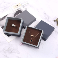 Boîte d'emballage de luxe grise avec logo personnalisé imprimé, gaufré, enduite UV et doublée d'éponge pour montres et bijoux (bracelets)