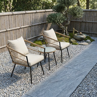 Ensemble bistrot moderne pliable en rotin tressé 2 pièces avec table d'appoint en verre trempé à cadre noir et coussins lavables crème pour extérieur