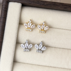 Boucles d'oreilles clous tendance en laiton plaqué or 18 carats et rhodium avec zircon, serties griffe, pour femme, idéales pour fiançailles, fêtes et mariages - Product Image 4