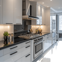 Meubles de cuisine modernes BALOM, portes en panneaux blancs brillants, plan de travail noir, quincaillerie noire pour projets de cuisines sur mesure.