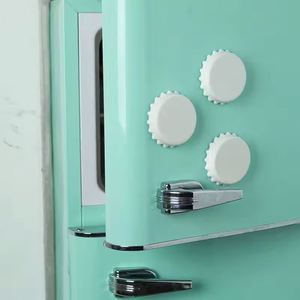 ที่เปิดขวดโลโก้แบบกำหนดเอง ของขวัญส่งเสริมการขาย ที่เปิดขวดแม่เหล็กพลาสติกทรงฝาขวดเบียร์ รูปทรงตามสั่ง - Product Image 3