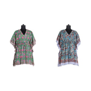เดรสคาฟตันแขนสั้นผ้าฝ้ายพิมพ์ลายดอกไม้, เดรสคาฟตันคอวีสไตล์ลำลองหลากสี - Product Image 1