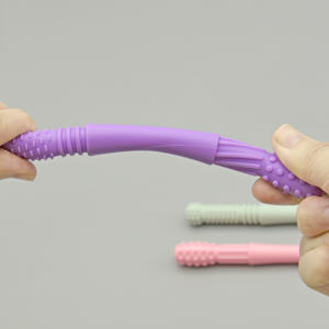 Kit d'accessoires pour bébé : bâtonnet de <span class=keywords><strong>massage</strong></span> des gencives facile à nettoyer, compatible lave-vaisselle, manche long, anneau de dentition apaisant pour les dents arrière, fournitures en dropshipping - Product Image 3