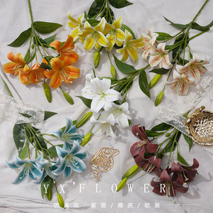 Fleurs en soie Yixuan 3D à quatre têtes, mini-lys réalistes pour décorations de mariage, bouquets, murs floraux et arrangements au sol - Product Image 1