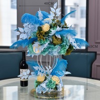 Centre de table de mariage doré avec fleurs artificielles, porte-bougie, vase en cristal, décoration de table de luxe pour grande réception d'hôtel