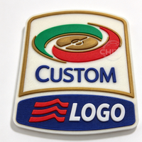 Écussons en silicone personnalisés haut de gamme avec dos en microfibre, badges en silicone 3D gaufrés à coudre pour vêtements de sport, vestes, sweats à capuche et autres articles vestimentaires