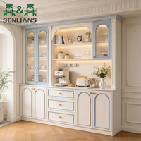 Buffet de cuisine classique français contemporain avec tiroirs vitrés arqués cannelés et pilastres romains