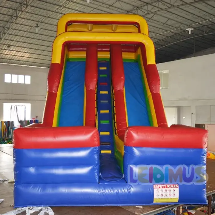 Màu đỏ và màu xanh ngoài trời trẻ em công viên nước lâu đài bouncy trò chơi bơm hơi trượt đôi với quạt gió