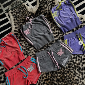 Completo Sportivo Estivo da Donna in Velluto con Logo Personalizzato, Top a Tubino a Righe e Pantaloncini, Set 2 Pezzi - Product Image 1