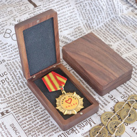 Boîte de présentation en bois de noyer massif pour pièces de monnaie avec doublure floquée, étui de rangement en bois personnalisé pour pièces commémoratives et badges