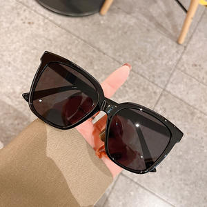 Gafas de Sol Cuadradas Extra Grandes para Mujer Qianai, Montura Negra de PC, Protección UV400, Lentes Tipo 3, para un Estilo Moderno - Product Image 1