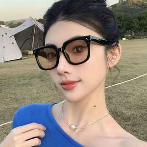 Nuevas Gafas de Sol Modernas con Montura Grande, Montura Gris de PC, Protección UV400, Gafas de Moda Unisex Tipo 3, Lentes de Sol con Remaches de Puntos - Product Image 1