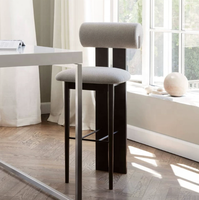 Tabouret de bar en bois massif de style mid-century, texture premium, chaise haute minimaliste nordique pour îlot de cuisine domestique