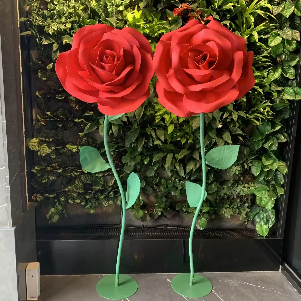 30 cm de diamètre et 150 cm de hauteur avec base de poteau fleuri
