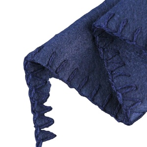 Couverture en polaire personnalisée avec sangle de transport - Confortable, portable et idéale pour les aventures en plein air ou les voyages - Product Image 4