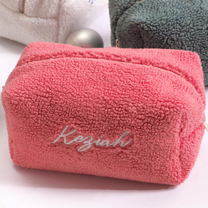 กระเป๋าเครื่องสำอางขนเฟอร์แบบส่วนตัว ปักชื่อตามสั่ง สำหรับผู้หญิง - Product Image 3
