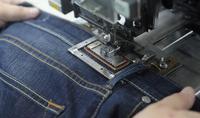 Jean large taille haute pour femme avec strass scintillants et broderie en dentelle sur les côtés, disponible en deux couleurs, commande en gros