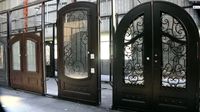 Prima 2025 Nouveau Design Magnifique Portail Extérieur Tropical Ornemental en Fer Forgé et Bois Massif avec Inserts en Verre Trempé