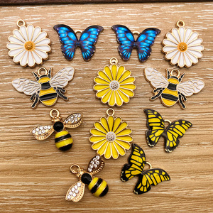จี้รูปดอกเดซี่ โลหะผสมสังกะสี อุปกรณ์ทำเครื่องประดับ DIY งานฝีมือเคลือบน้ำมัน ประดับตกแต่ง ฤดูร้อน 2023 ผลิตที่เมืองอี้หวู่ - Product Image 1
