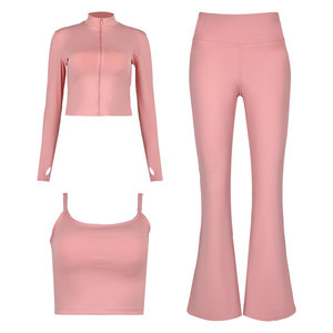 Conjunto de yoga de tres piezas rosa liso con cremallera, cuello alto, camisola, chaqueta, pantalones acampanados, antiarrugas, cintura alta y almohadillas para el busto. - Product Image 3