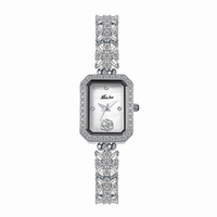 Montre en céramique luxueuse et élégante avec résistance à l'eau et incrustation de diamants. Modèle féminin.