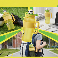 Bouteille d'eau sport en plastique grande capacité avec figurine de football, sac de rentrée scolaire pour enfants au design sécurisé