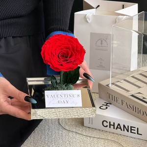 Bouquet di Rose Eterne - Regalo Romantico per San Valentino, Rosa Preservata in Scatola - Product Image 1